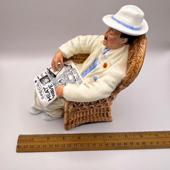 Royal Doulton Figurine "Taking Things Easy" HN2680. - Picture 10 of 10